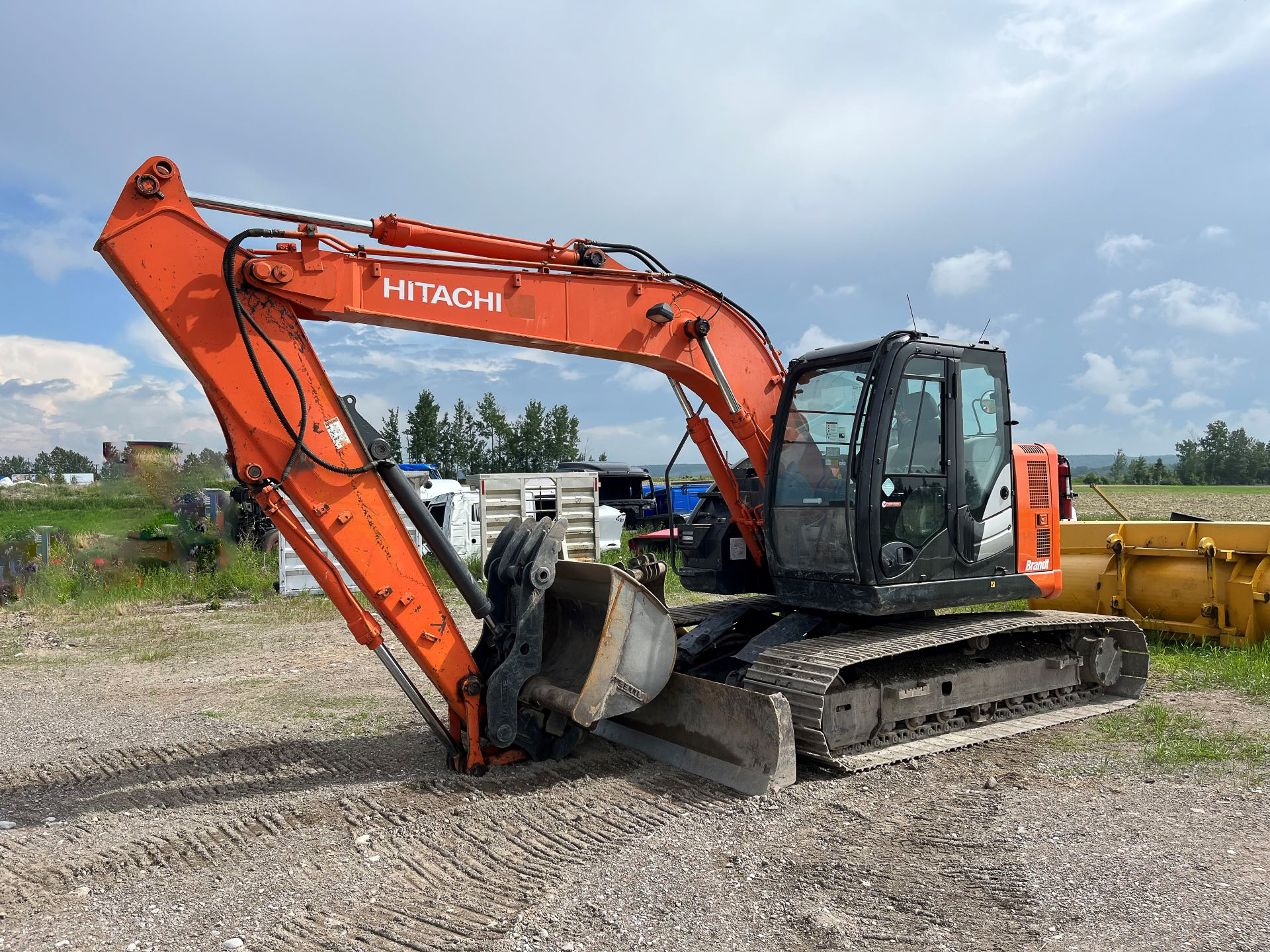 Hitachi ZX 135 excavator - Service Courtier Machinerie