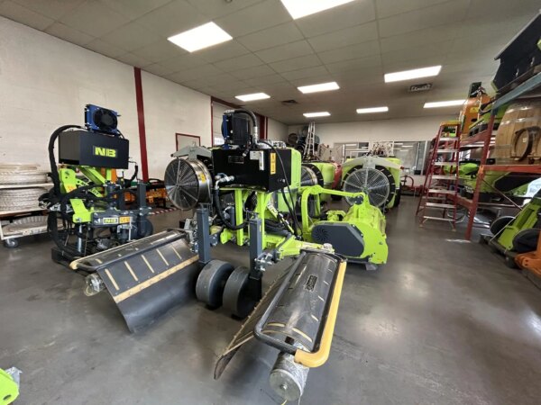 PORTE OUTILS NIUBO MERLOT ARRIERE 2 COTÉS AVEC OUVERT. HYDR et DESHERBEUR NIUBO A FIL (DEMO) 2022 #H357; H354