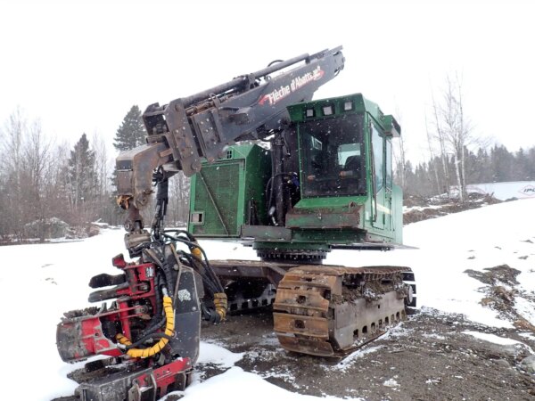 Bûcheuse John Deere 753G avec tête Waratah 414