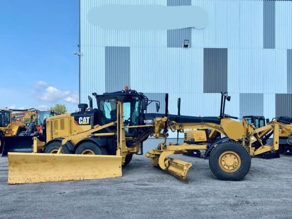 Niveleuse Caterpillar 140M 2015 avec aile de côté