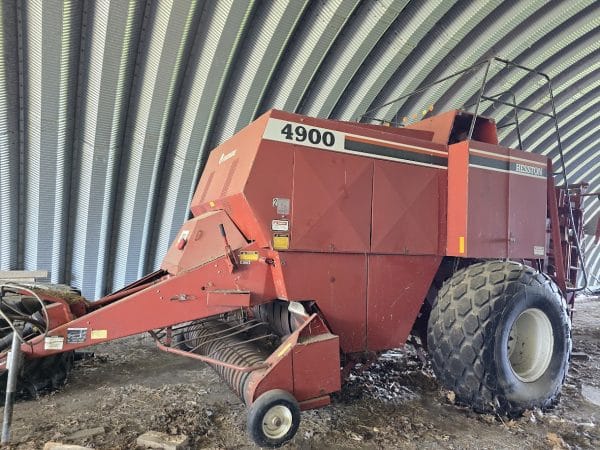 Presse à grosses balles carrées Hesston 4900 4x4, moniteur - Stock#d8584b