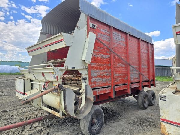 Boite ensilage Dion dessous 6 roues Normand - Stock#d9566b