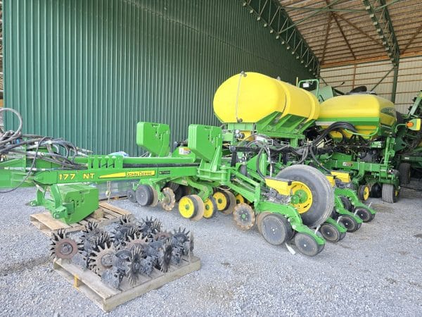 Planteur John Deere 1775 CCS 12 rangs front fold ,engrais 2x2 en 2 sections, avec 2 réservoirs d'engrais, iso pas de moniteur-Année:2017- 7000a-acres état 9.5/10-Stock#9591a