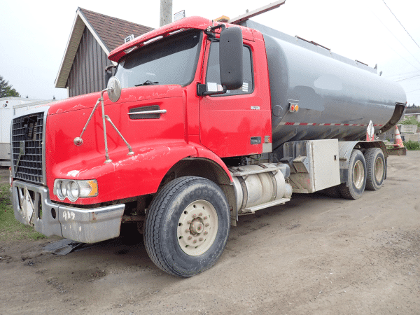 Camion 10 roues citerne Volvo VHD 2002