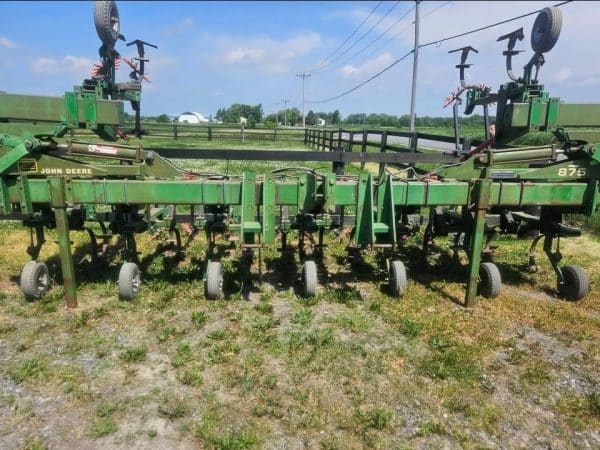 Sarcleur  mi-lourd John Deere 8 rangs repliable avec doigt crest - Stock#d8839a