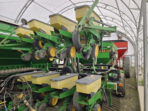 Planteur John Deere 8 rangs Max Emerge 2 stack fold avec boite Aulari, disque semi direct, tasse résidu, marqueur, 400 lbs pression - Stock#d6522j