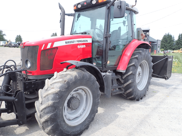 Tracteur Massey-Ferguson 5425 2009 avec équipements à neige
