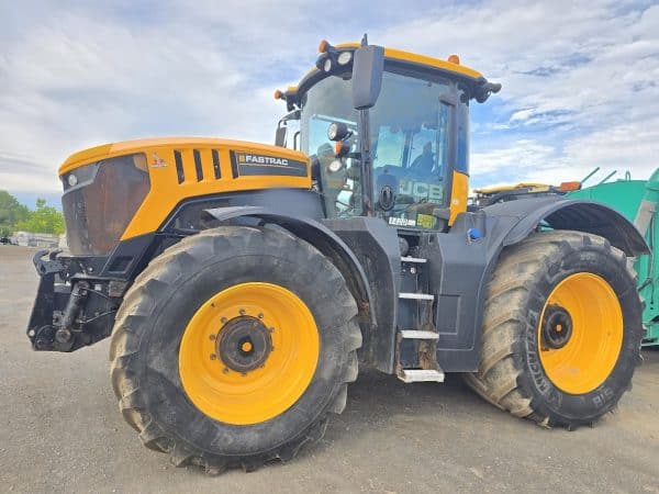 JCB 8330 Tractor, front hitch PTO, front blade and wing snow kit, snow tire set - Year: 2020 - 4663 hrs - Stock#d9872c