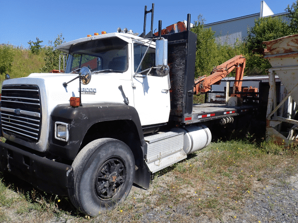 Camion grue 6 roues pour pneus Ford L8000
