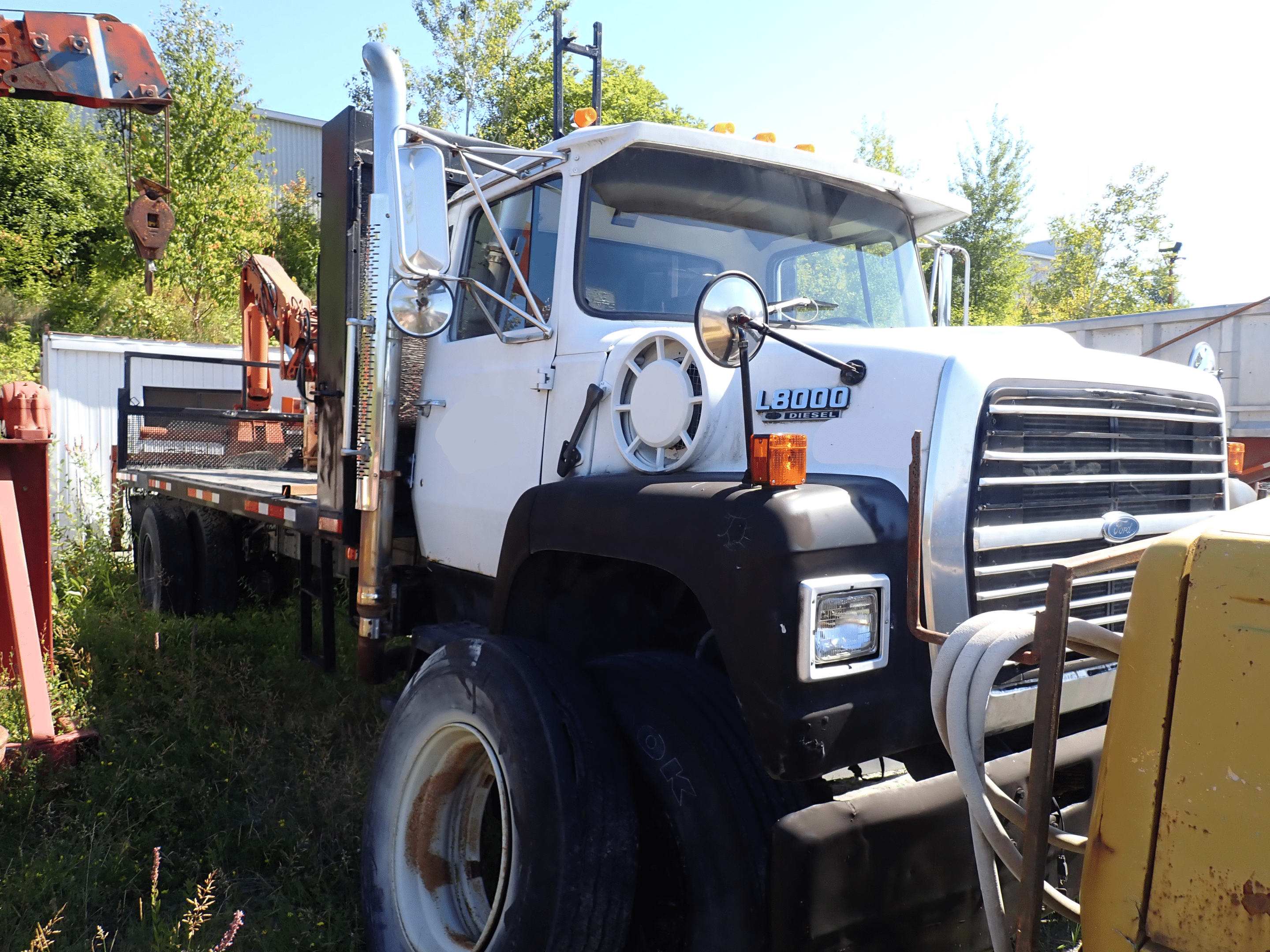 Camion grue pour pneus Ford L8000 avec plateforme-6 roues-Pas inspecté-Stock #S2338G/6988 – Image 2