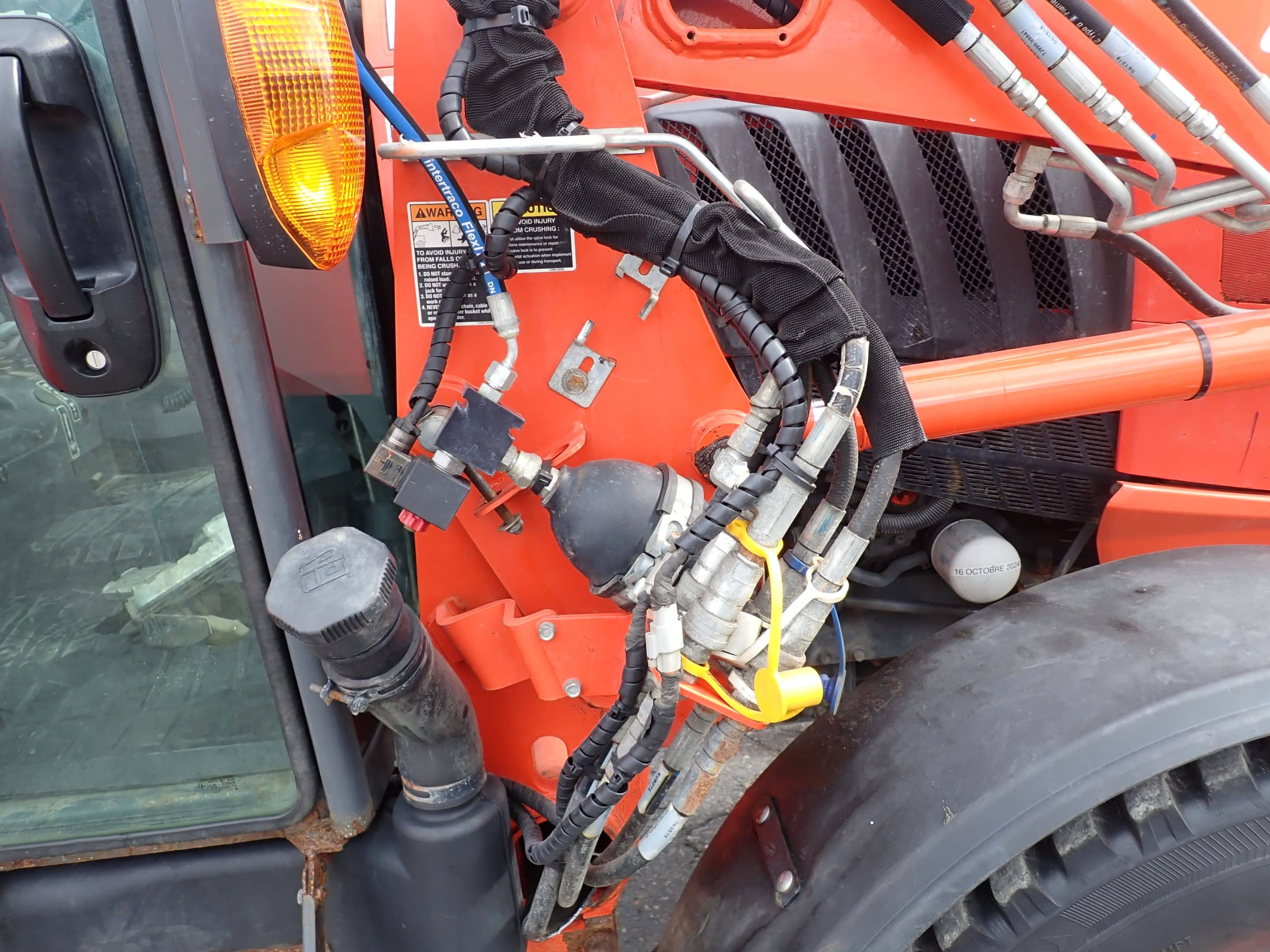 Kubota L6060 Tractor with 6-10 Grattex extendable scraper and Kubota K80-1740HRS snow blower - Year 2019 - Stock #S2347E/9899 - Image 5
