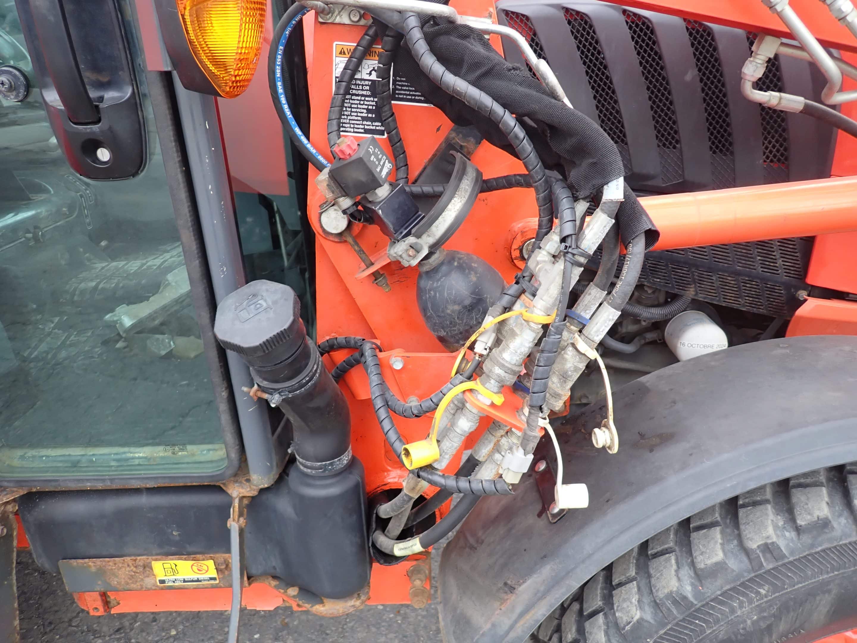 Kubota L6060 Tractor with 6-10 Grattex extendable scraper and Pronovost 80in snowblower - 2045 HRS - Year 2019 - Stock #S2347F/9899 - Image 6