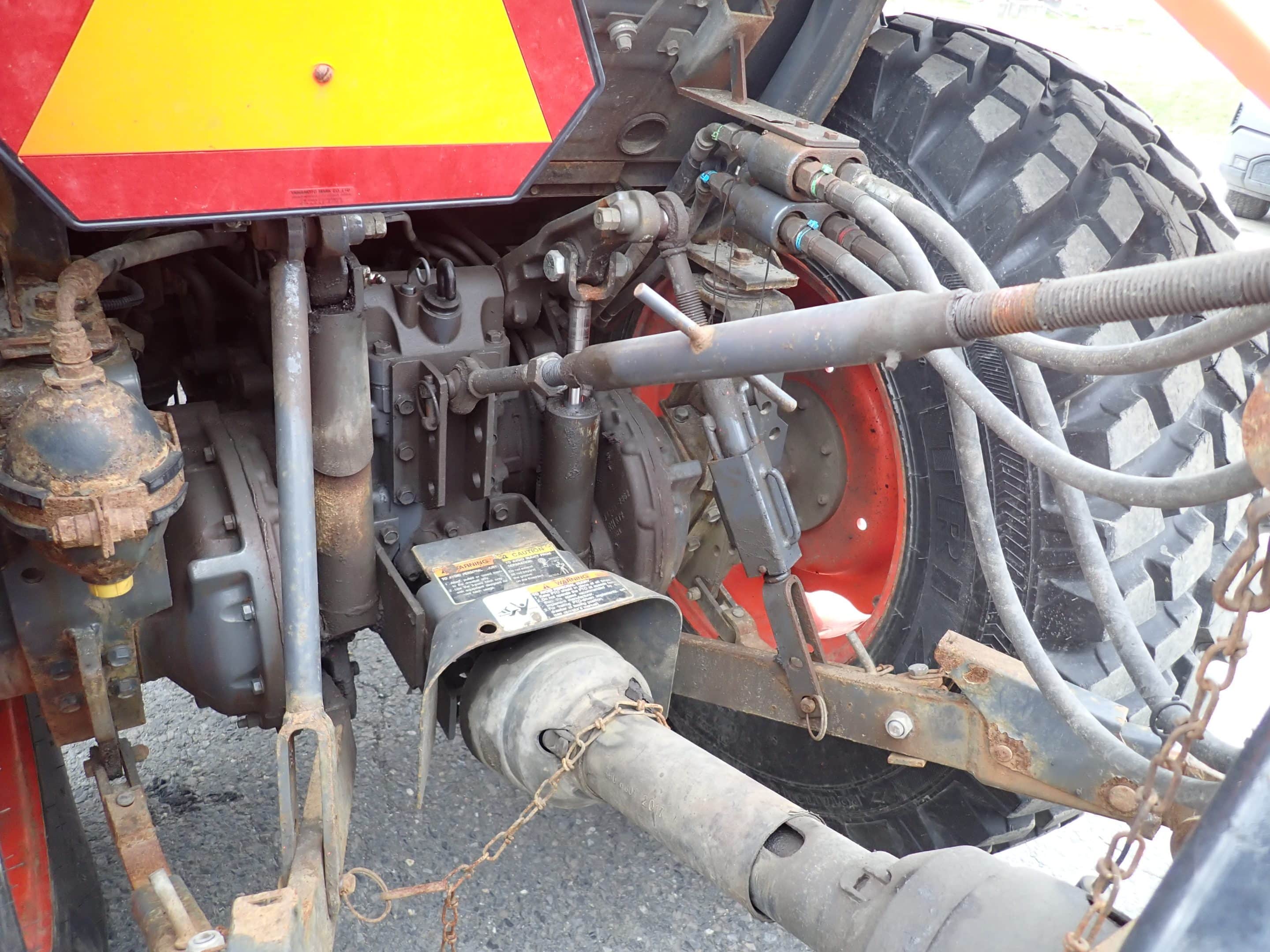 Kubota L6060 Tractor with 6-10 Grattex extendable scraper and Pronovost 80in snowblower - 2045 HRS - Year 2019 - Stock #S2347F/9899 - Image 7