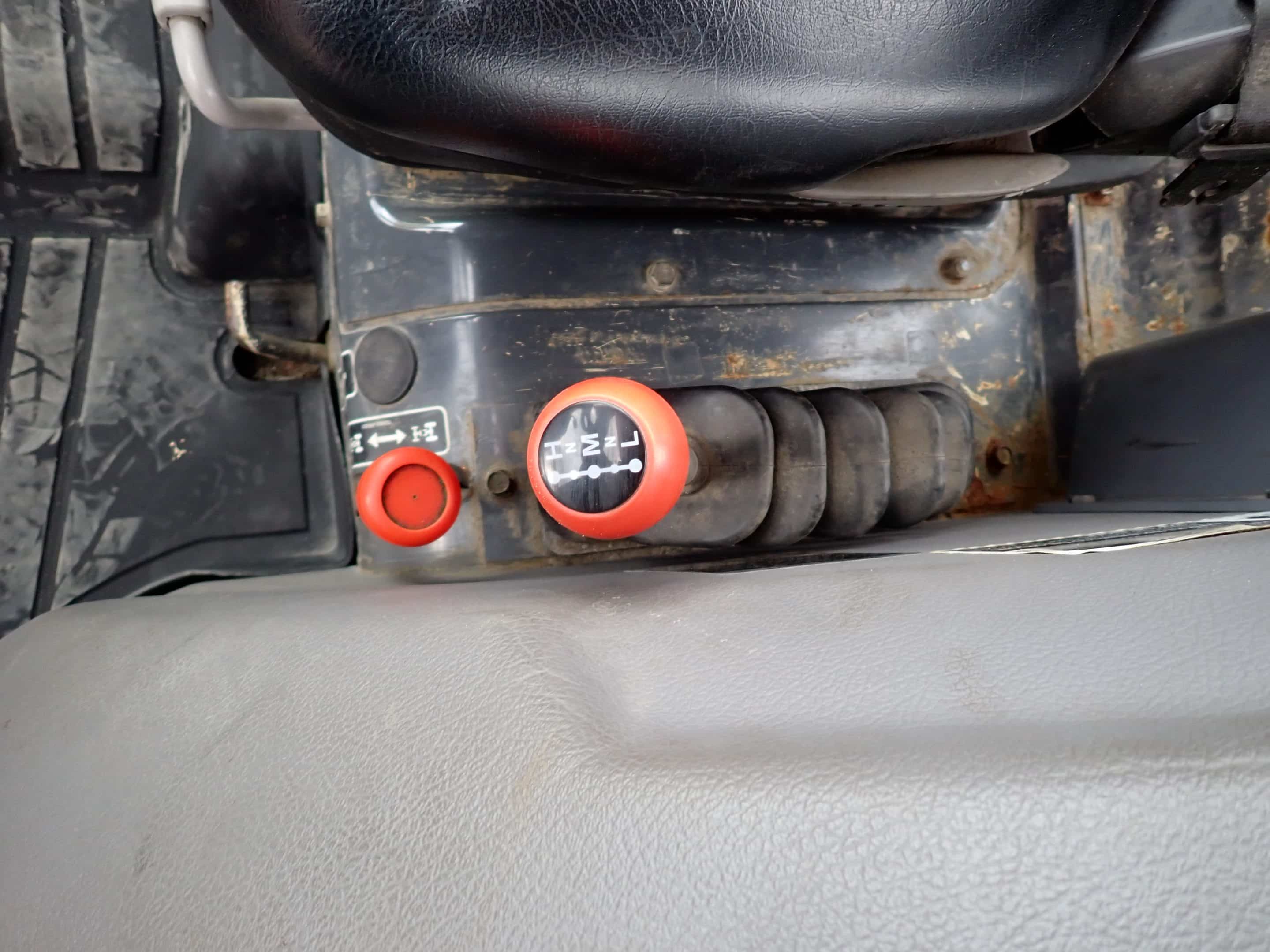 Kubota L6060 Tractor with 6-10 Grattex extendable scraper and Pronovost 80in snowblower - 2045 HRS - Year 2019 - Stock #S2347F/9899 - Image 10