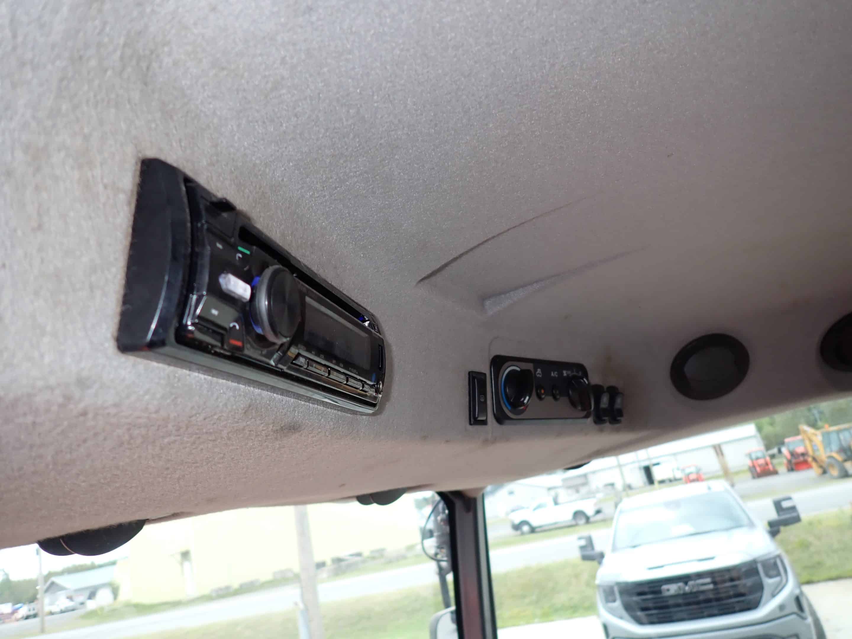 Kubota L6060 Tractor with 6-10 Grattex extendable scraper and Pronovost 80in snowblower - 2045 HRS - Year 2019 - Stock #S2347F/9899 - Image 12