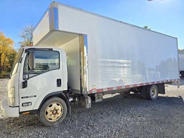 Camion ISUZU  boite de 20 pi, transmission automatique - Année:2018 - 175000km - Stock#d10125b