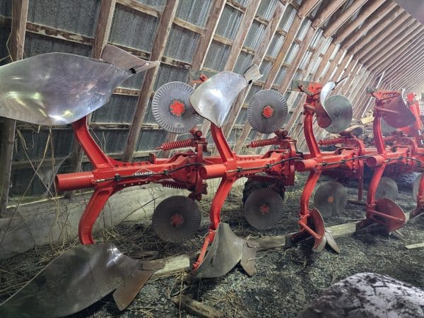 Kuhn Vari-Master 152 Mounted Plow 4+1 Furrow with Coulter - Year:2011 - Stock#D10109a