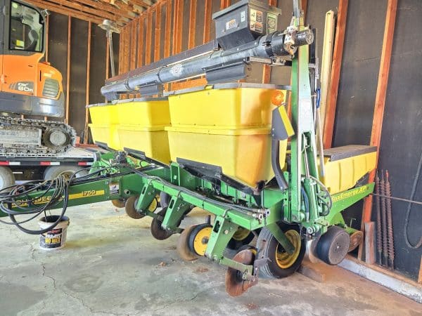Planter John Deere 1750 6 rang semis direct, down pression à l'air, tasse résidu, rehausse et vis d'engrais, marqueur, vaccum, précision planting -Année:2007 - Stock#d10202m