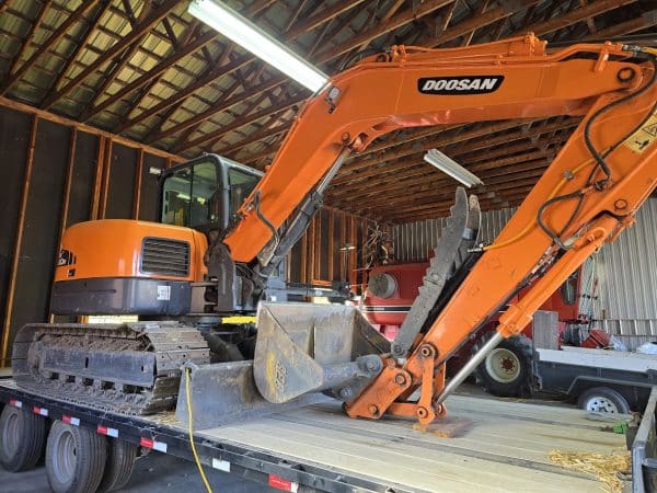 Doosan DX80R excavator, white, hydraulic thumb, 2 buckets - Year: 2010 - 2700hrs - Stock#d10202n