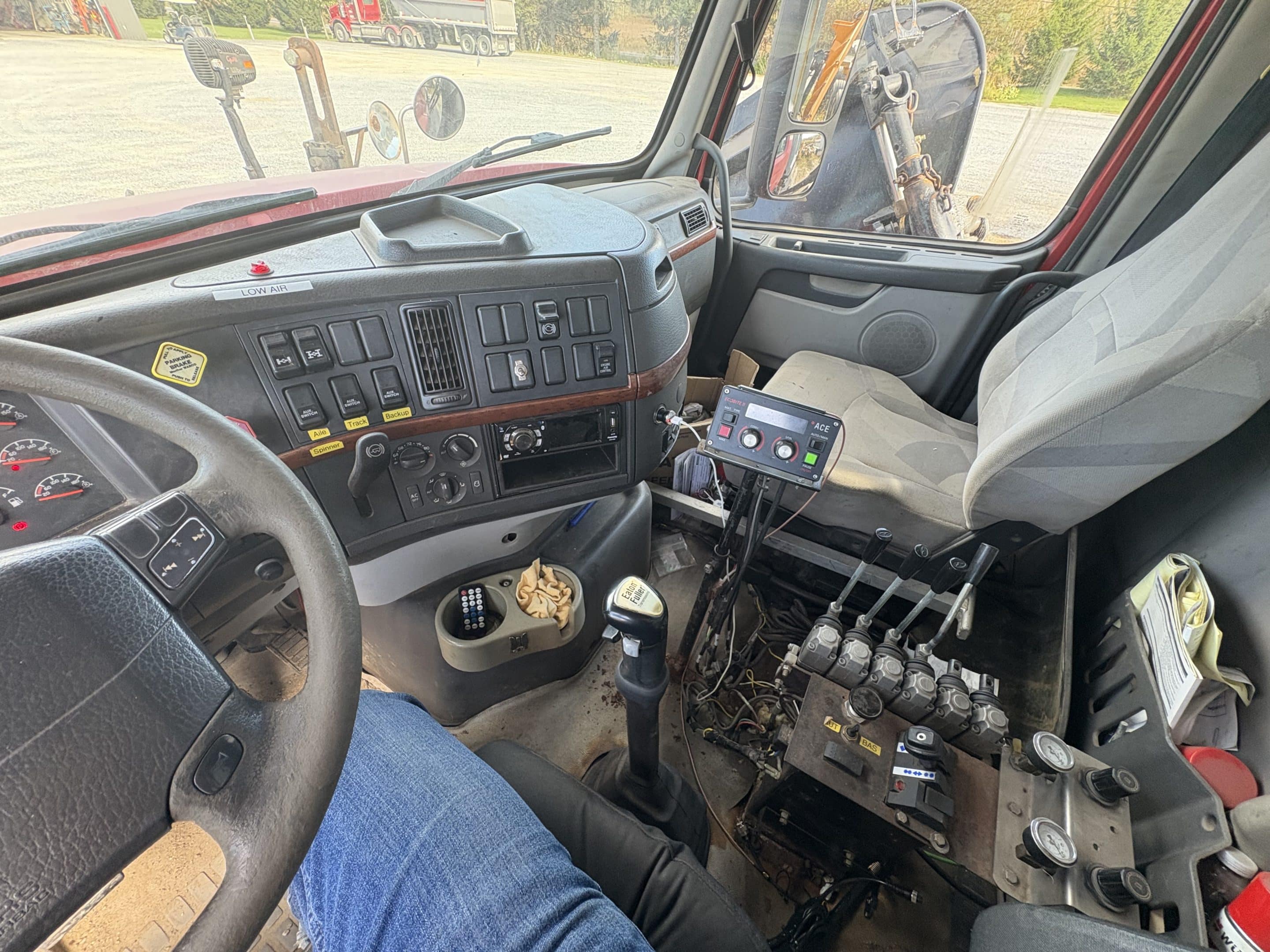 Camion 10 roues charrue Volvo VHD-Équipement neige-Manuelle 18 vitesse-400000KM-Année 2004-Stock#E1254D/9951 - Image 10