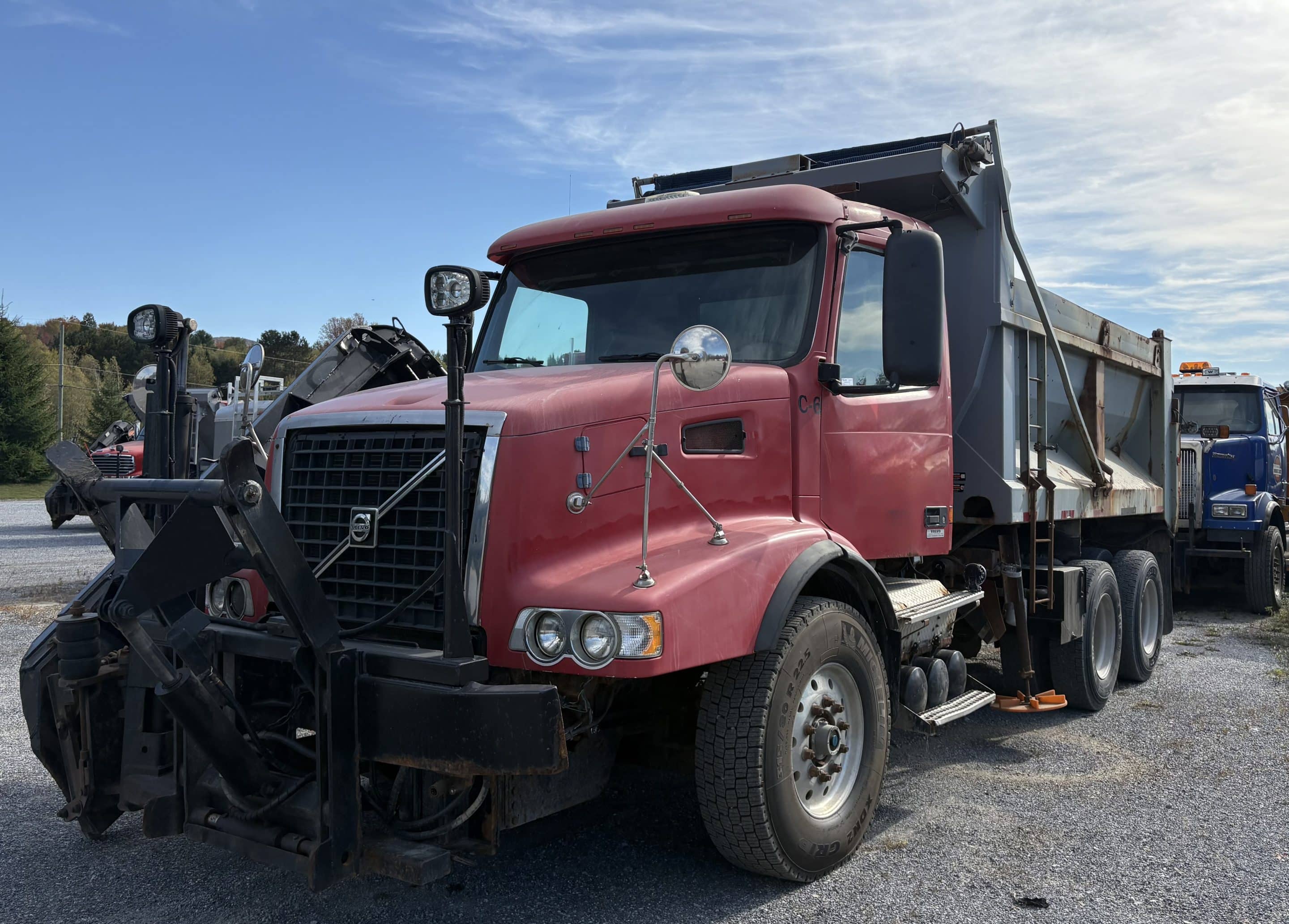 Camion 10 roues charrue Volvo VHD-Équipement neige-Manuelle 18 vitesse-400000KM-Année 2004-Stock#E1254D/9951