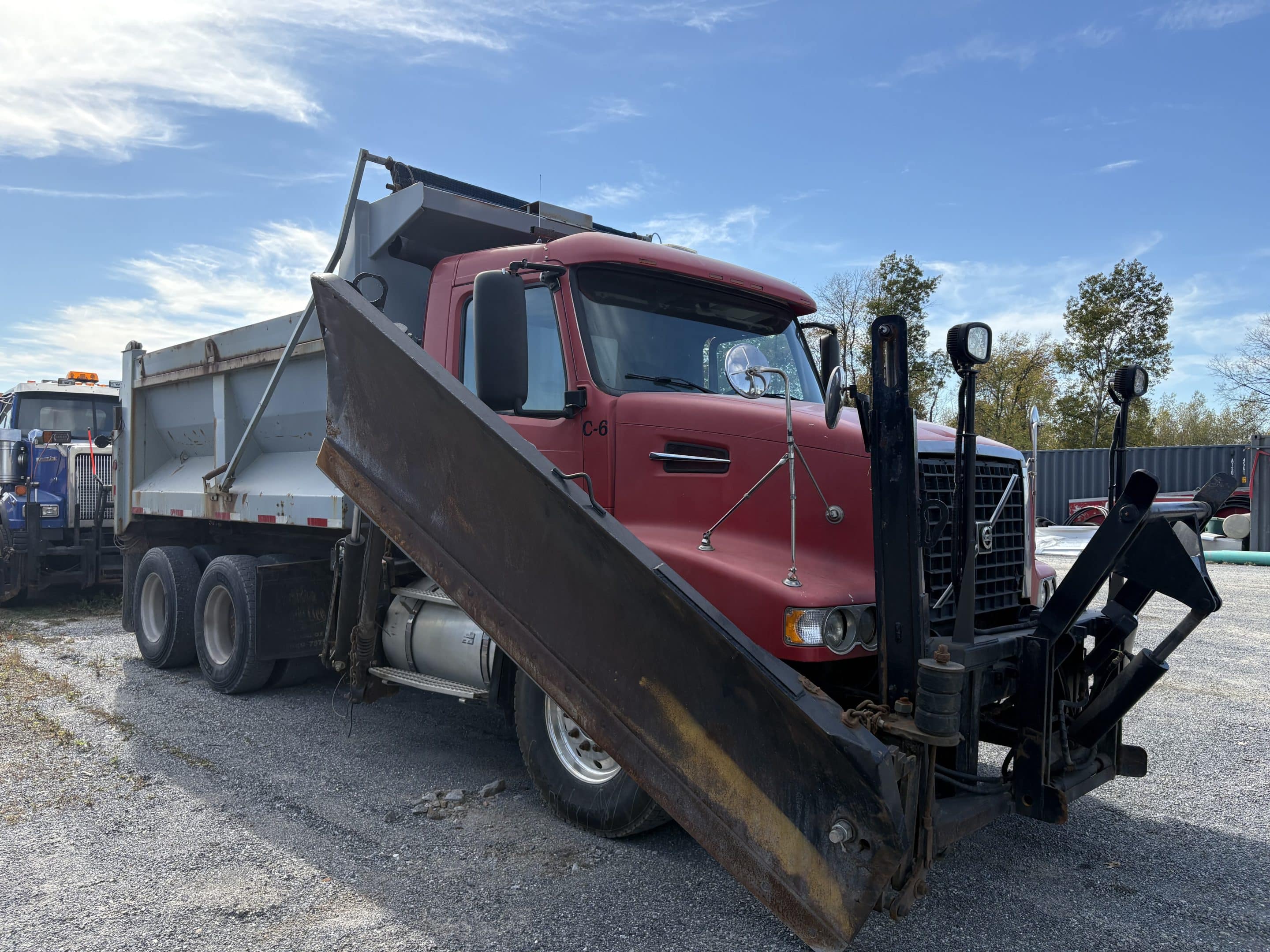 Camion 10 roues charrue Volvo VHD-Équipement neige-Manuelle 18 vitesse-400000KM-Année 2004-Stock#E1254D/9951 - Image 3