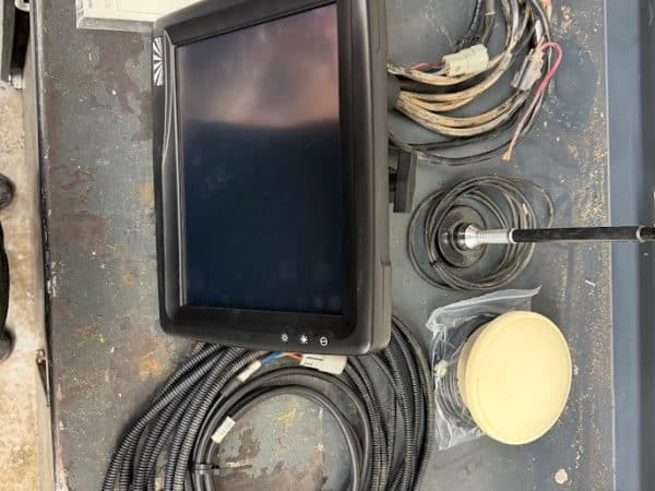 Système de nivelage et guidage Trimble FM 1000 22 hrs utilisation, radio MHZ intégré avec antenne activé RTK et field level (nivelage) - Stock#d10180b