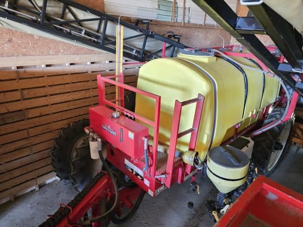 Arroseuse Gregson 2 pts, 1300 gallons, 5 sections boom, ravean, ballon, essieux extensibles, 90 pi boom neuf - Année:2001 - Stock#d10244b