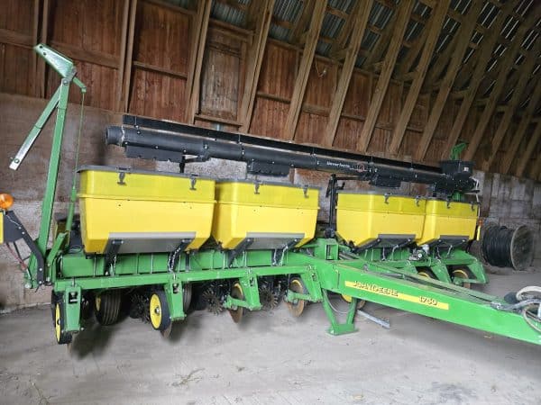 John Deere 1750 8-row no-till planter, air bag downforce, box extension with fertilizer auger, monitor, corn/soybean vacuum disc, mechanical drive. CONDITION 9.9/10 - Year:2013 - Stock#d10264e