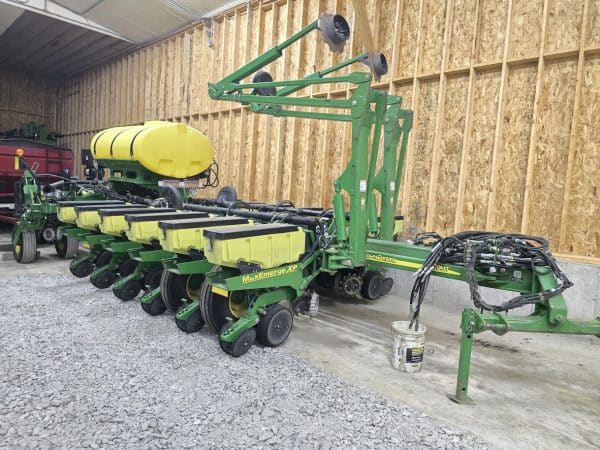 Planteur John Deere 1770NT , 16 rangs précision planting, clutch chaque rang, engrais liquide 600 gallons, down et up pression à l'air, tasse résidu, marqueur, ISO-Année:2012 - Stock#d10326a