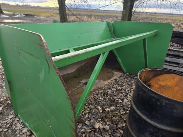 Godet John Deere 92 po de large avec orreile et attache John Deere - Stock#d10344e