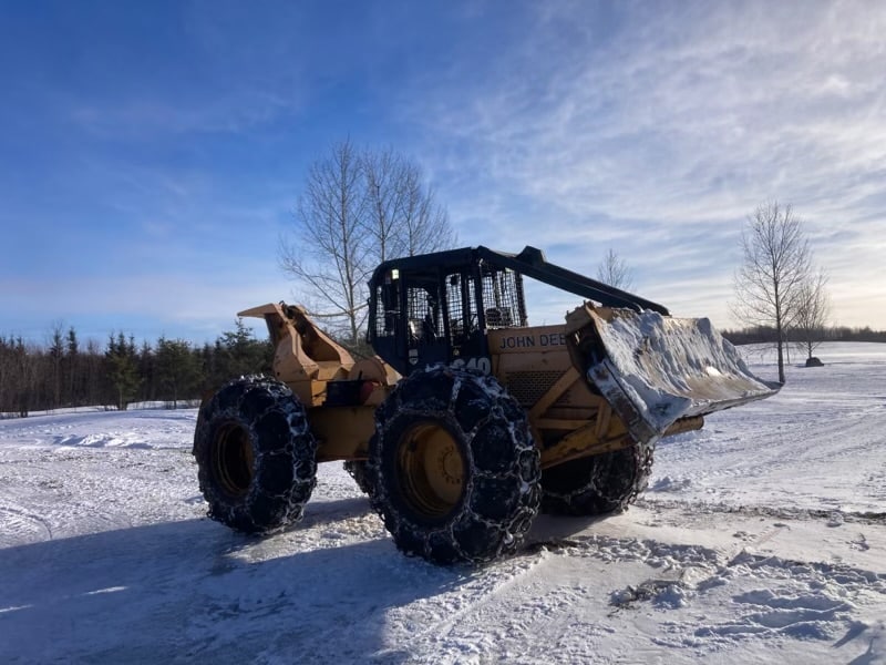 Débusqueuse John Deere 640 avec chaînes-HRS inconnues-Année 1983-Stock #S2424A/10329 – Image 2