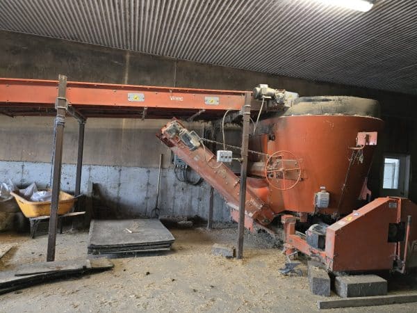 Mélangeur Valmétal V-Mix 280 , 2 moteur 10hp très peu servi hache paille avec convoyeur de 20 pi-Stock#d10343n