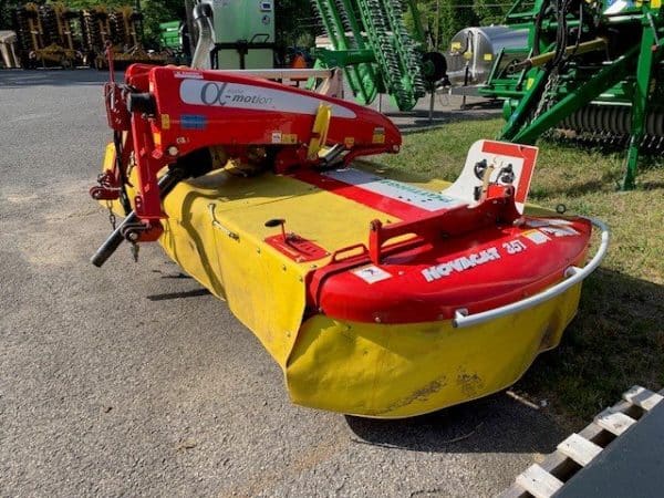 Faucheuse frontale Poettinger NOVACAT 351