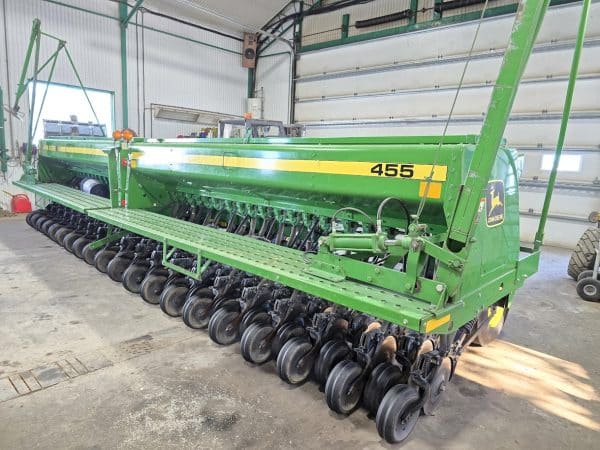 John Deere 455 Drill, 25' folding, 7.5" spacing, small seed box, markers, monitor, press wheels - Stock#d10022c