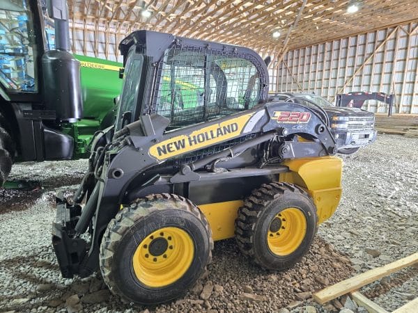 New Holland L 220 skid steer, cab, bucket - Year: 2011 - 4,270 hrs (engine 1,500 hrs) - Stock #d10645a