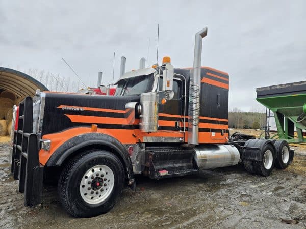 Camion Couchette Kenworth W900L moteur refait Cummins 550 hp transmission manuelle 18 vitesses, full lock - Année: 2018 -1163285 km - Stock#d9261q