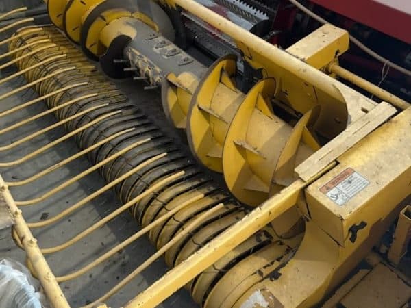 Fourragère New Holland FP230  nez à foin 10 pi et nez 2 rangs , rouleau craqueur - Année:2004 - Stock#d10610a