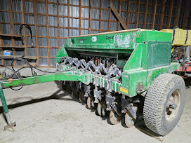 Great Plains 10' no-till seed drill, 7.5" spacing, combined fertilizer (unused), small seed box - Stock #d10650b