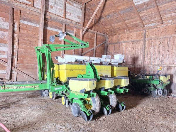 John Deere 1770 12-row no-till planter, fertilizer auger, vacuum, Track 250 monitor, 400 lb springs, residue managers - Stock #d10814a