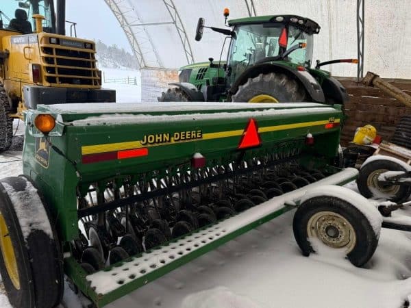 John Deere 450 grain drill, 13' @ 6", grass seed box, 200-acre discs - Stock#d10778a