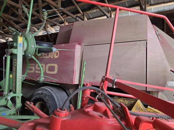 Presse à balles carrées New Holland 590- Stock#d10924z