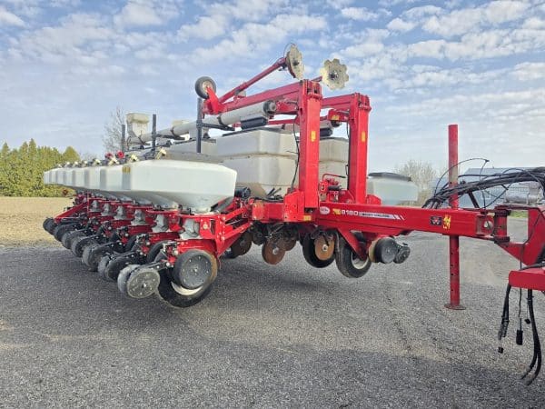 Planteur Massey Ferguson 8180 16 rangs, cultch 2 rg, vis engrais , marqueur, moniteur (8200 acres semés) - Année: 2013 - Stock#d10943a