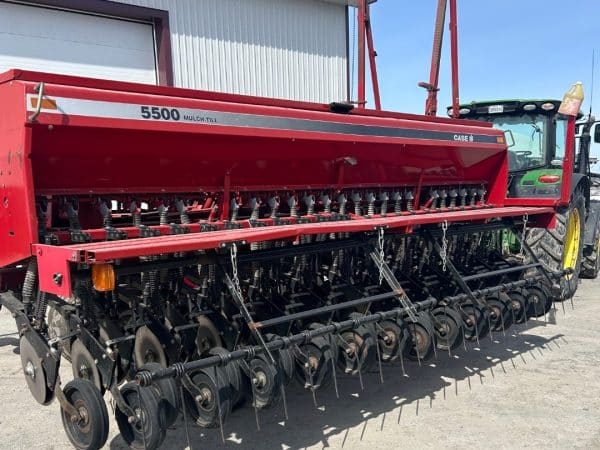 Case IH 5500 Grain Drill 30 ft at 7.5 in spacing, marker, section shutoff - Stock#d10842a