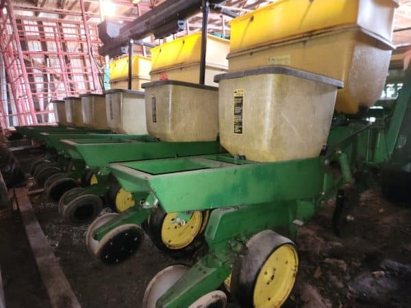John Deere 7000 6-row planter with fertilizer augers, finger precision planting unit, track 100 monitor - Stock#d10913a