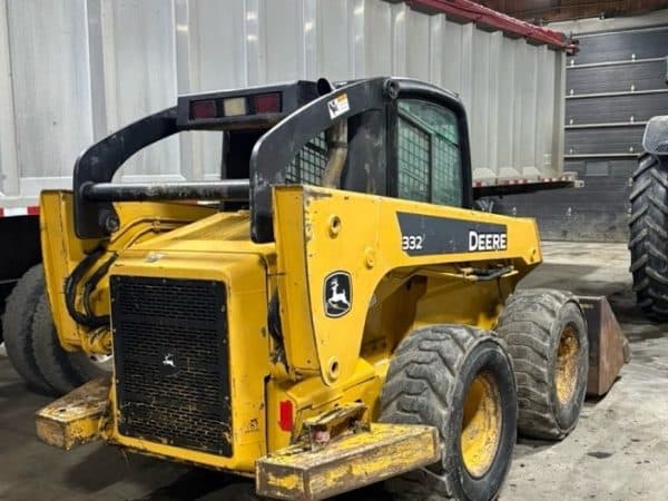 Skid Steer John Deere 332 godet, pic à balle - Année:2006 - 4000hrs - Stock#d10942b