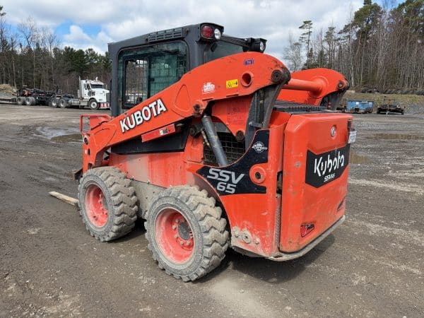 Skidsteer sur roue Kubota SSV65 quick attache bucket fourche high flow - 1750 heures -Année:2020-Stock#E1377N/10906