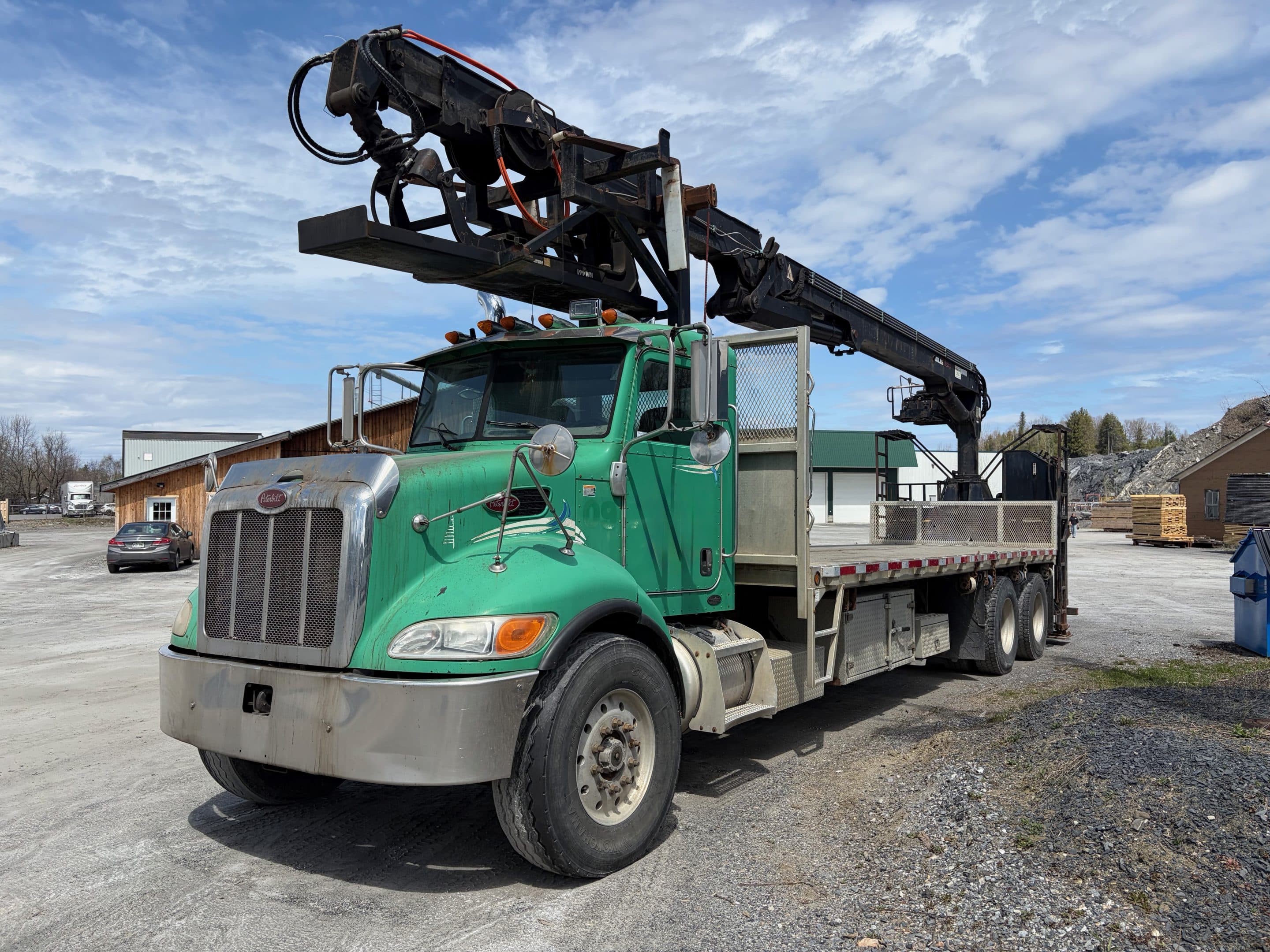 Camion plateforme avec grue Peterbilt 340-Moteur Paccar PX-8-Transmission 10 vitesses-495000KM-Année:2009-Stock#E1395A/11018