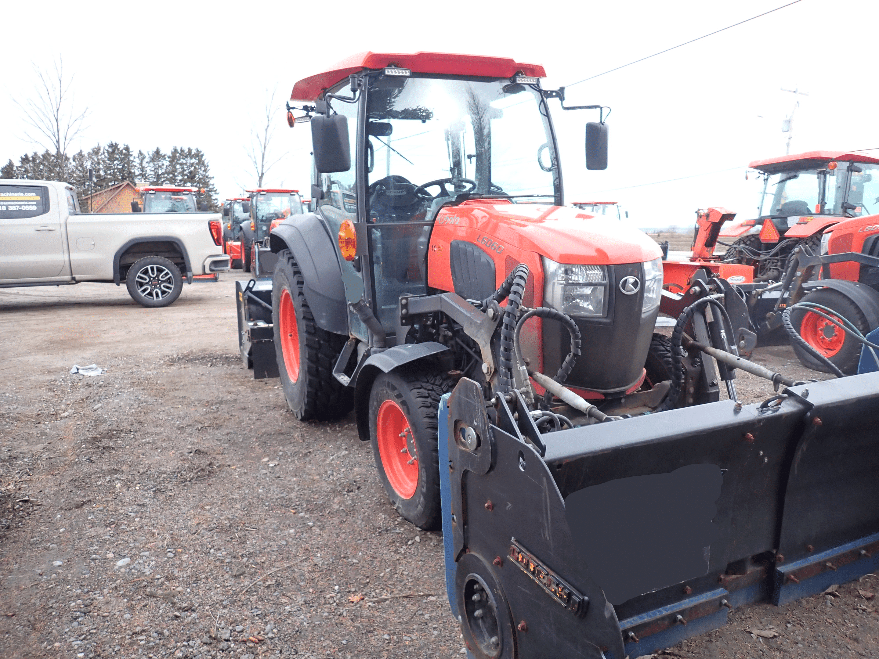 Lot de 5 tracteurs Kubota L6060 avec gratte et souffleur de 150HRS à 1131HRS-Année 2024-Stock #S2565A/11083-117999$ chaque – Image 2