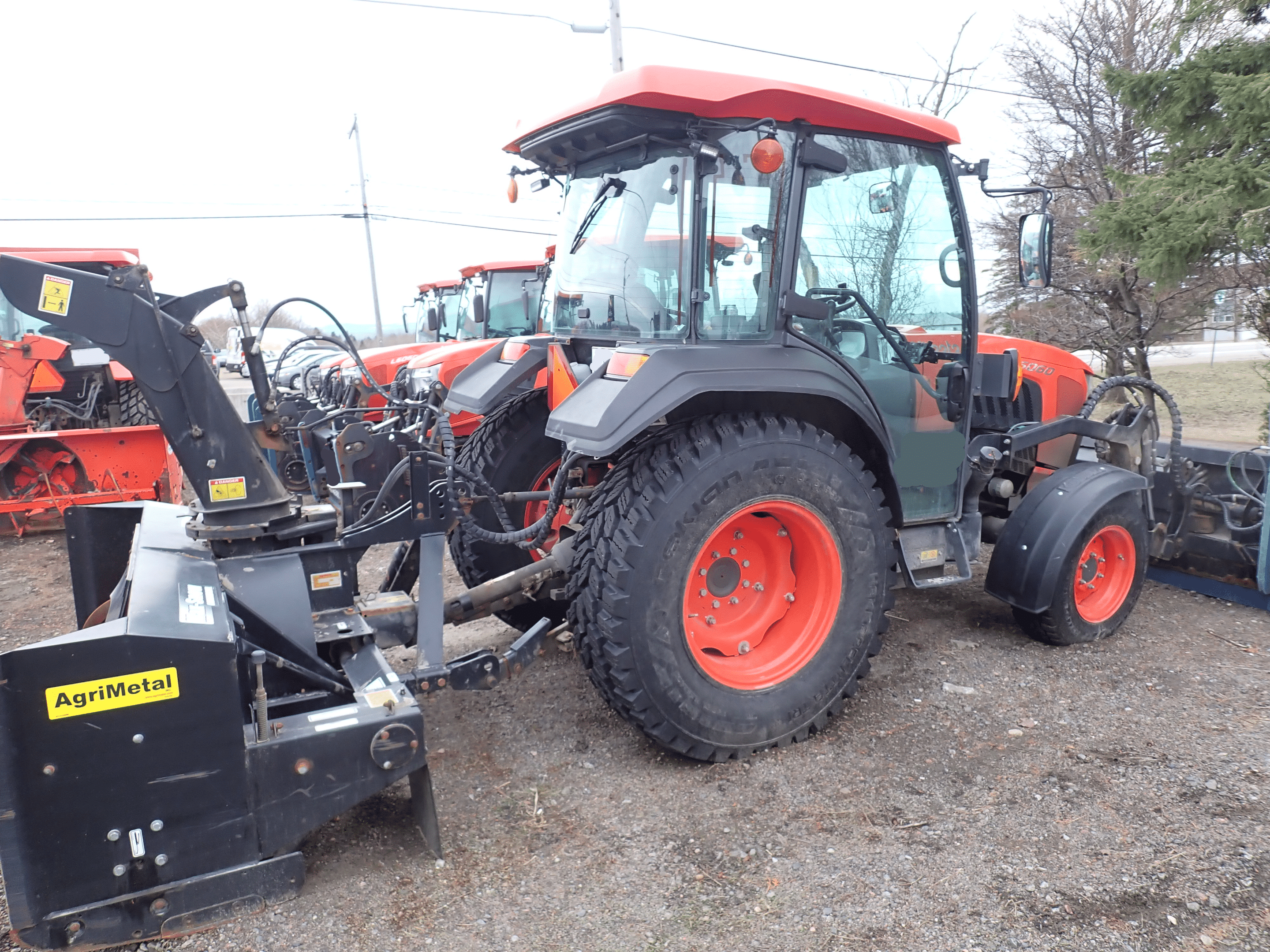 Lot de 5 tracteurs Kubota L6060 avec gratte et souffleur de 150HRS à 1131HRS-Année 2024-Stock #S2565A/11083-117999$ chaque – Image 4